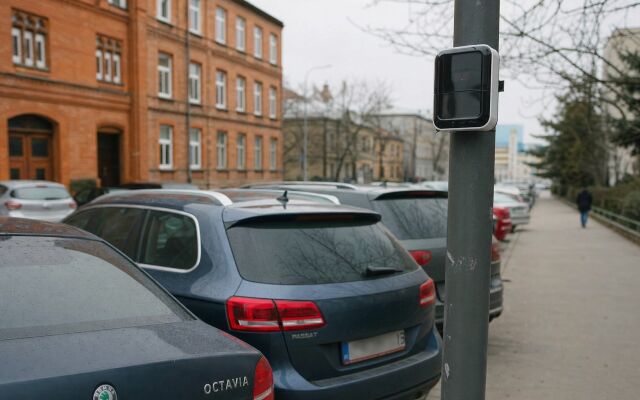 Senzor parkovania na ulici v Bratislave s automobilmi a parkovacími aplikáciami