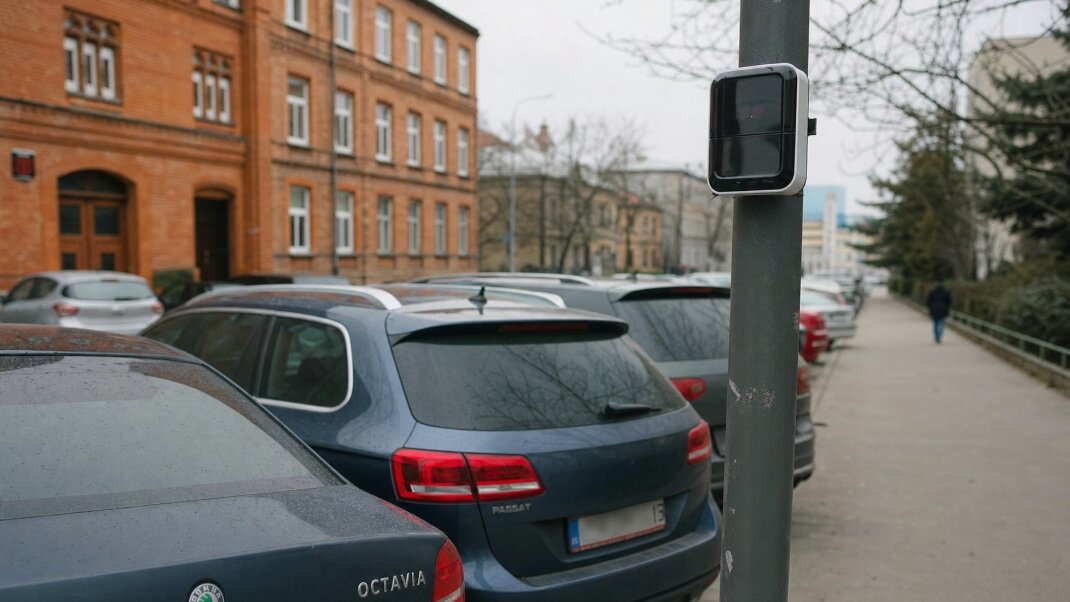 Senzor parkovania na ulici v Bratislave s automobilmi a parkovacími aplikáciami