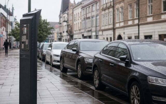 Parkovisko v Trenčíne s autami a parkovacími automatmi