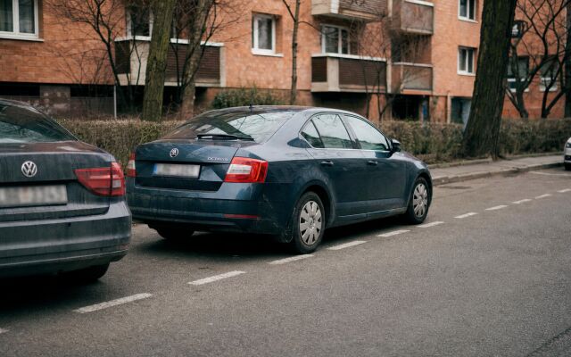 Meranie parkovacieho miesta pre auto v Bratislave s otvorenými dverami