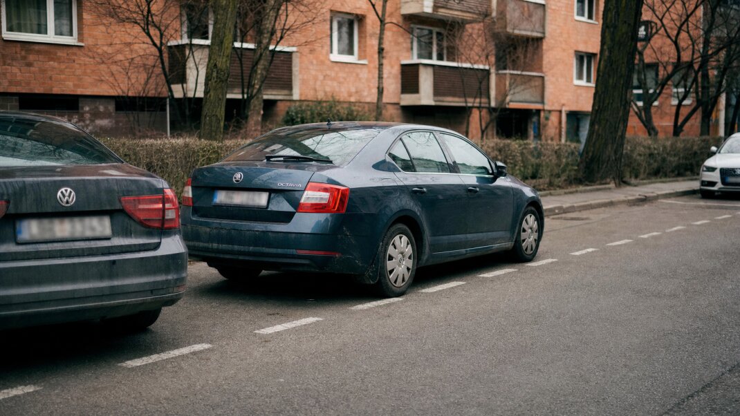 Meranie parkovacieho miesta pre auto v Bratislave s otvorenými dverami