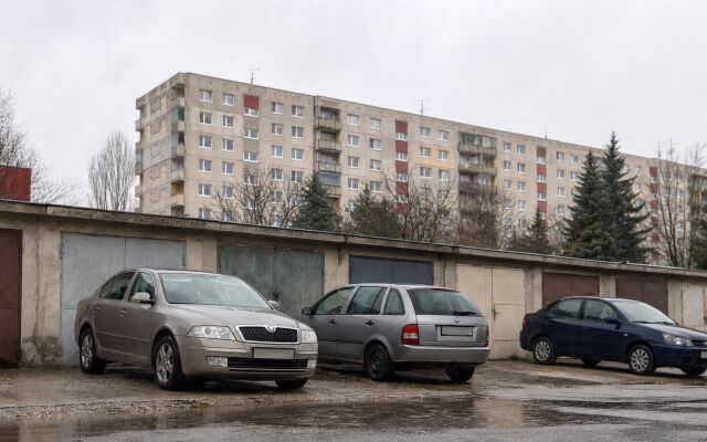 Ceny prenájmu garáže v Bratislave na prehľadnej tabuli s údajmi