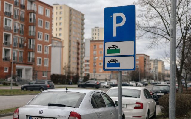 Parkovacie zóny a návštevnícke ulice v Žiline s autami a značkami