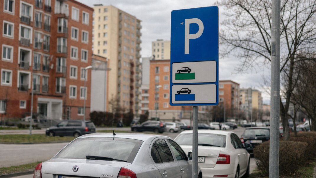 Parkovacie zóny a návštevnícke ulice v Žiline s autami a značkami