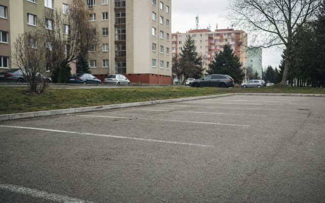 Vyjednávanie o cene parkovacieho miesta v Bratislave s porovnávaním ponúk