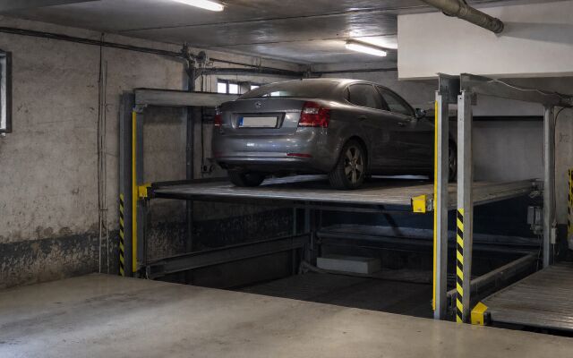 Autovýťah v garáži s vozidlom na plošine v Bratislave