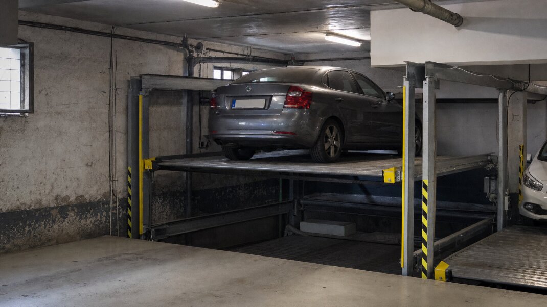 Autovýťah v garáži s vozidlom na plošine v Bratislave