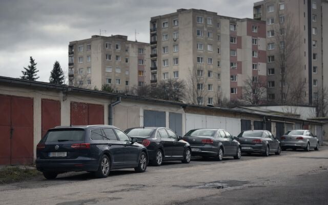 Parkovacie miesta v Bratislave s rôznymi inzerátmi a cenovými ponukami
