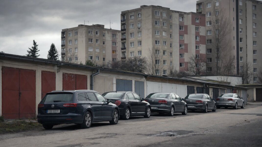 Parkovacie miesta v Bratislave s rôznymi inzerátmi a cenovými ponukami