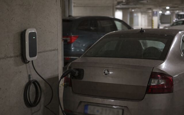 Elektromobil nabíjaný v podzemnej garáži s wallboxom