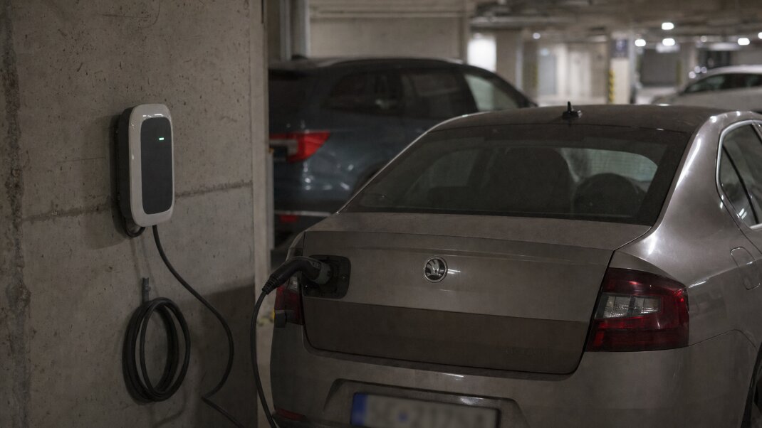 Elektromobil nabíjaný v podzemnej garáži s wallboxom