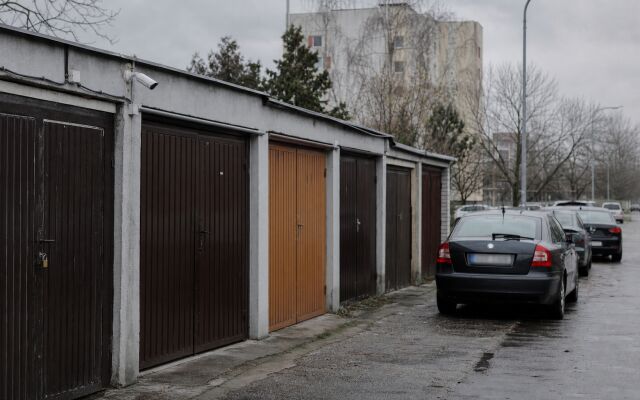 Bezpečnostné zariadenia v garáži na ochranu auta pred krádežou