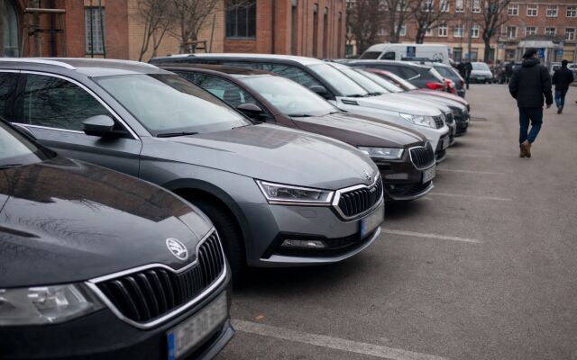 Nové auto zaparkované na mestskom parkovisku s obmedzeným priestorom