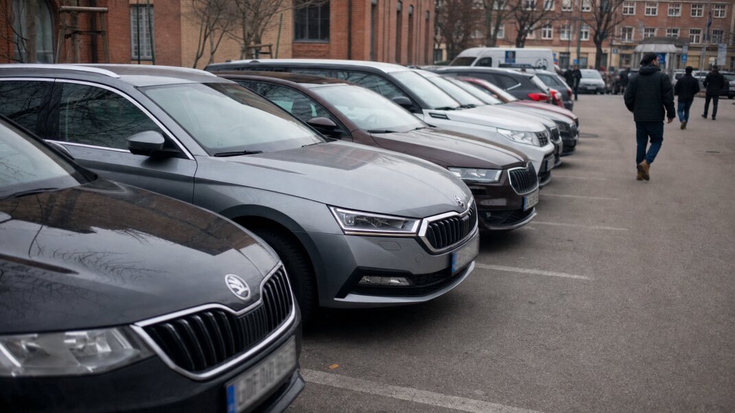 Nové auto zaparkované na mestskom parkovisku s obmedzeným priestorom