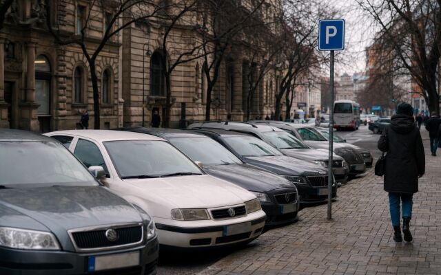 Parkovisko v Bratislave Staré Mesto s autami zaparkovanými mimo spoplatnených hodín