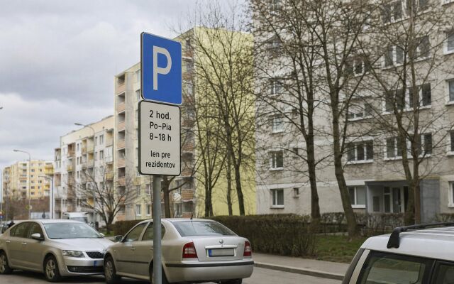 Parkovisko v Bratislave s autami a nápisom Bonusová karta PAAS