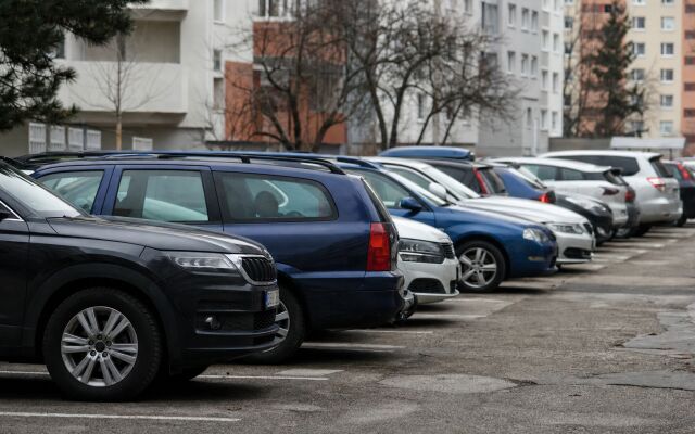 Prehľad parkovacích miest v Bratislave s modernými garážami a autami