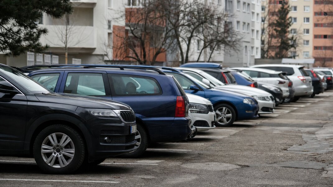 Prehľad parkovacích miest v Bratislave s modernými garážami a autami
