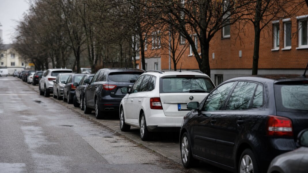 Parkovacie miesta v Starom Meste Bratislavy s historickými budovami v pozadí