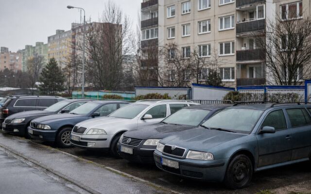 Parkovacie miesta v Bratislave s rôznymi ponukami na prenájom a predaj