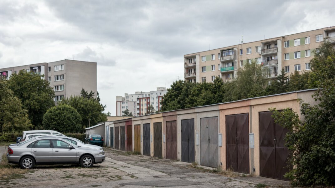 Graf znázorňujúci rast cien nehnuteľností v Bratislave a iných mestách na Slovensku.
