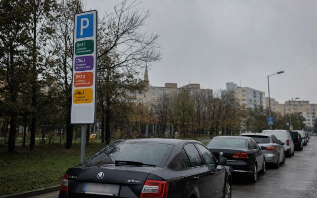 Parkovacie zóny a automobily v Bratislave s rôznymi parkovacími kartami