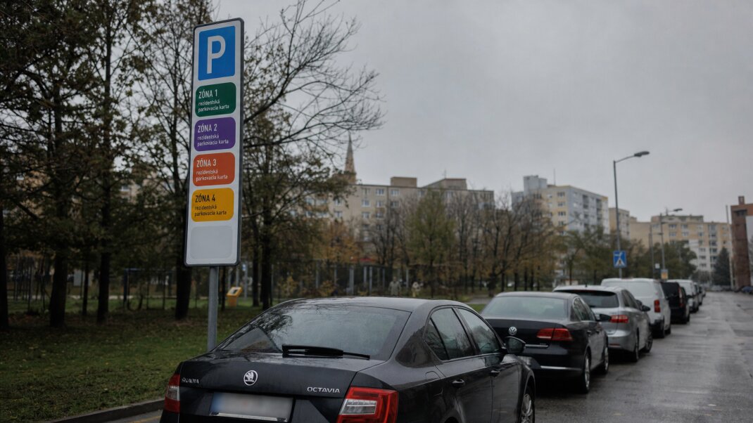 Parkovacie zóny a automobily v Bratislave s rôznymi parkovacími kartami