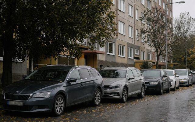 Dopyt po parkovaní v Bratislave, preplnené parkovisko s autami