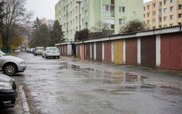 Parkovacie miesta v Dúbravke s výhľadom na rodinné domy