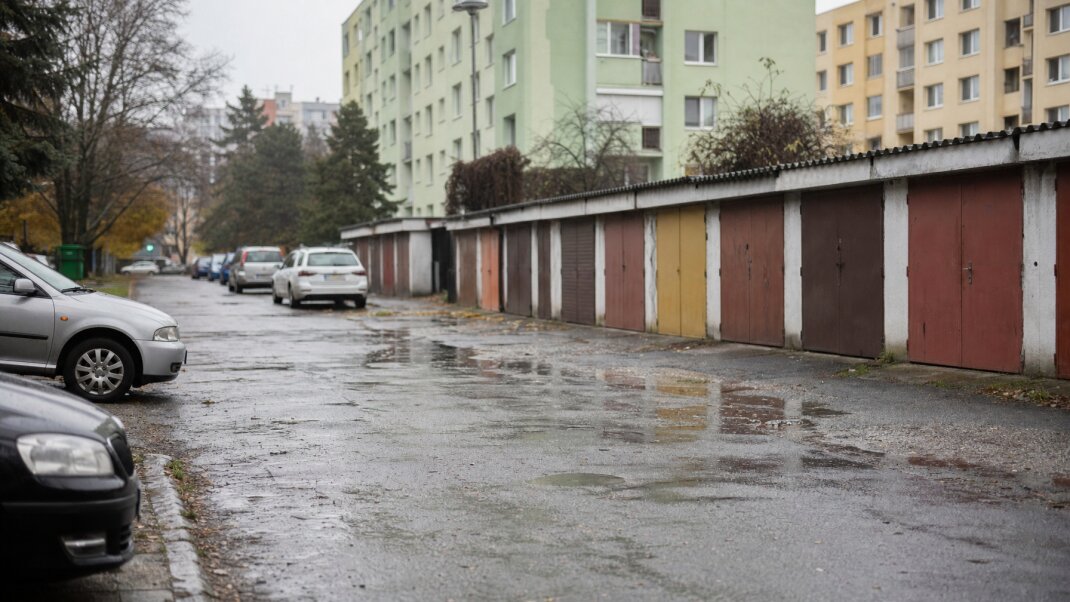 Parkovacie miesta v Dúbravke s výhľadom na rodinné domy