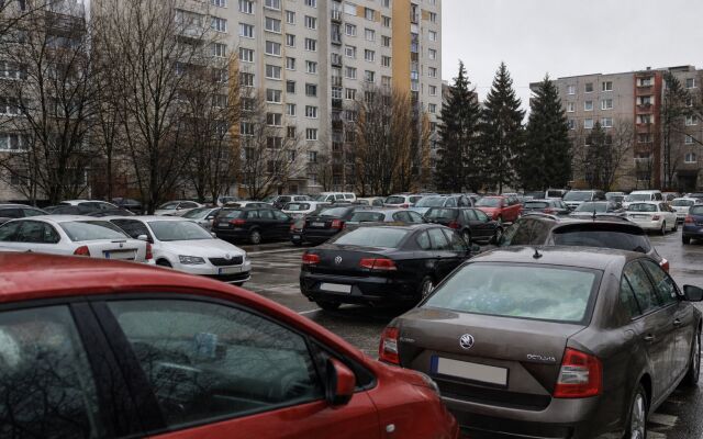Dopravná situácia v Bratislave s autami hľadajúcimi parkovanie