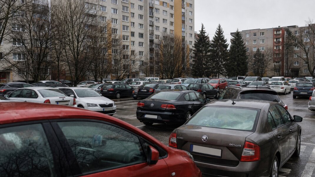 Dopravná situácia v Bratislave s autami hľadajúcimi parkovanie