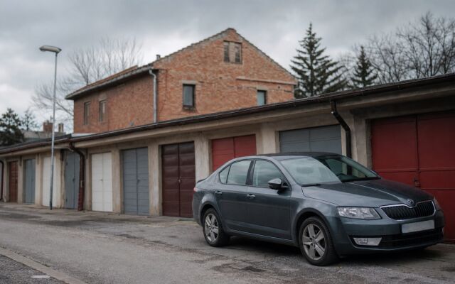 Garážové státie v Bratislave s autami a zelenou vegetáciou v okolí