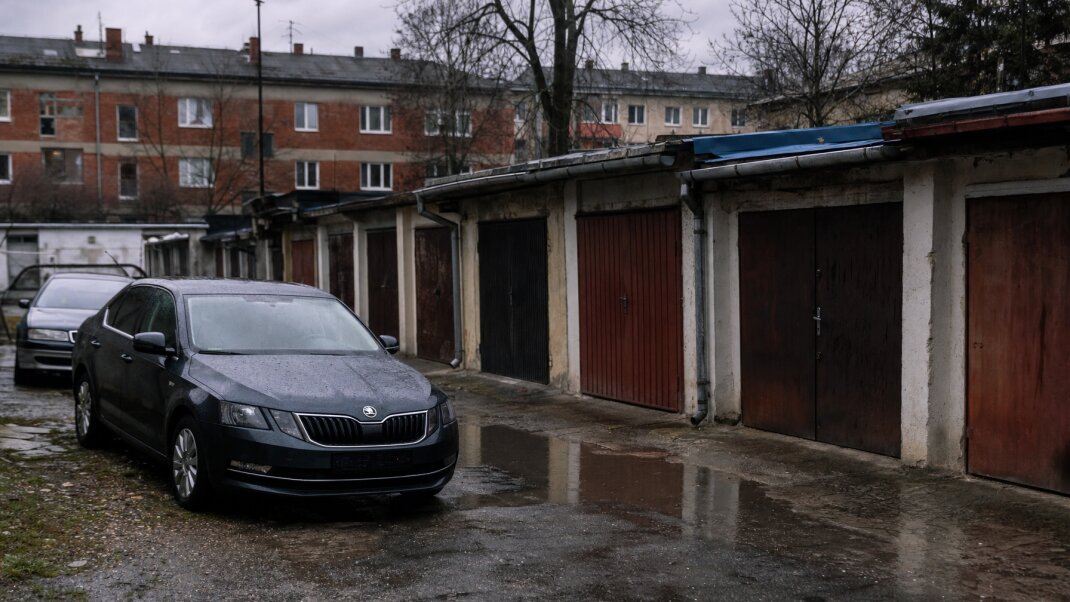 Garáž v Bratislave s autami zaparkovanými pred ňou