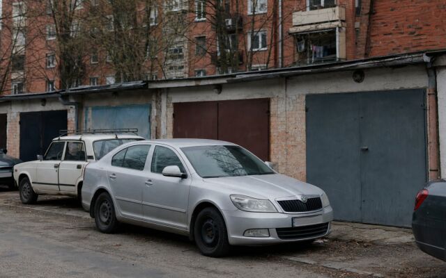 Garáže v Bratislave so zaparkovanými autami a prístupom k podzemným státím