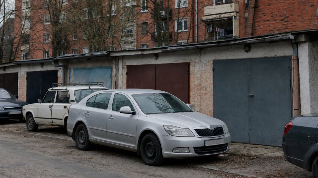 Garáže v Bratislave so zaparkovanými autami a prístupom k podzemným státím
