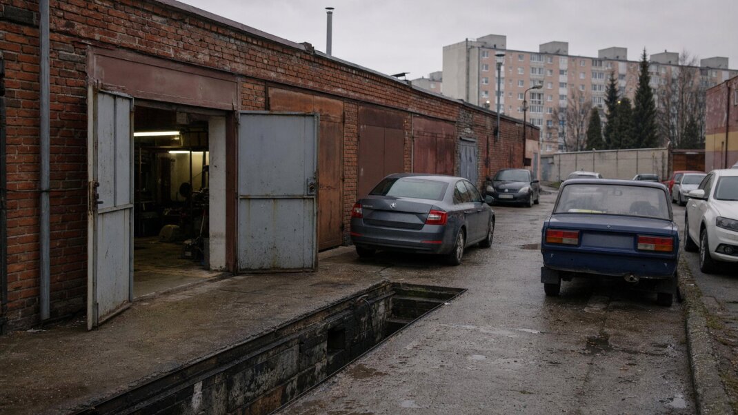 Montážna jama v garáži s autom v Bratislave, symbol nostalgie a praktického využitia.