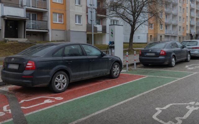 Spaľovacie auto zaparkované pred nabíjačkou v Bratislave