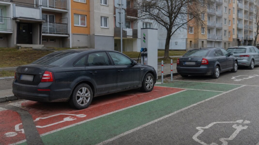 Diesel pred nabíjačkou: hlúposť, naschvál alebo zlyhanie značenia?