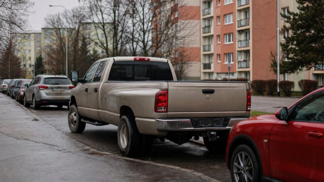 Dlhé auto zaparkované na ulici v Nitre s označením parkovacieho miesta