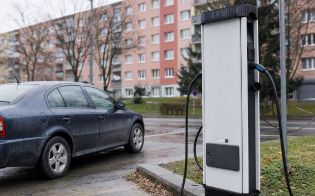 Elektromobil zaparkovaný pri nabíjacej stanici v bratislavskom sídlisku