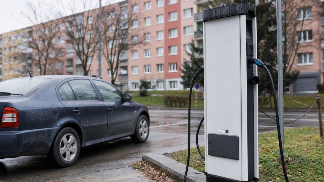Elektromobil zaparkovaný pri nabíjacej stanici v bratislavskom sídlisku