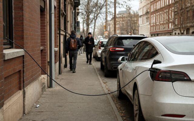 Kábel z okna do elektromobilu na chodníku v Bratislave