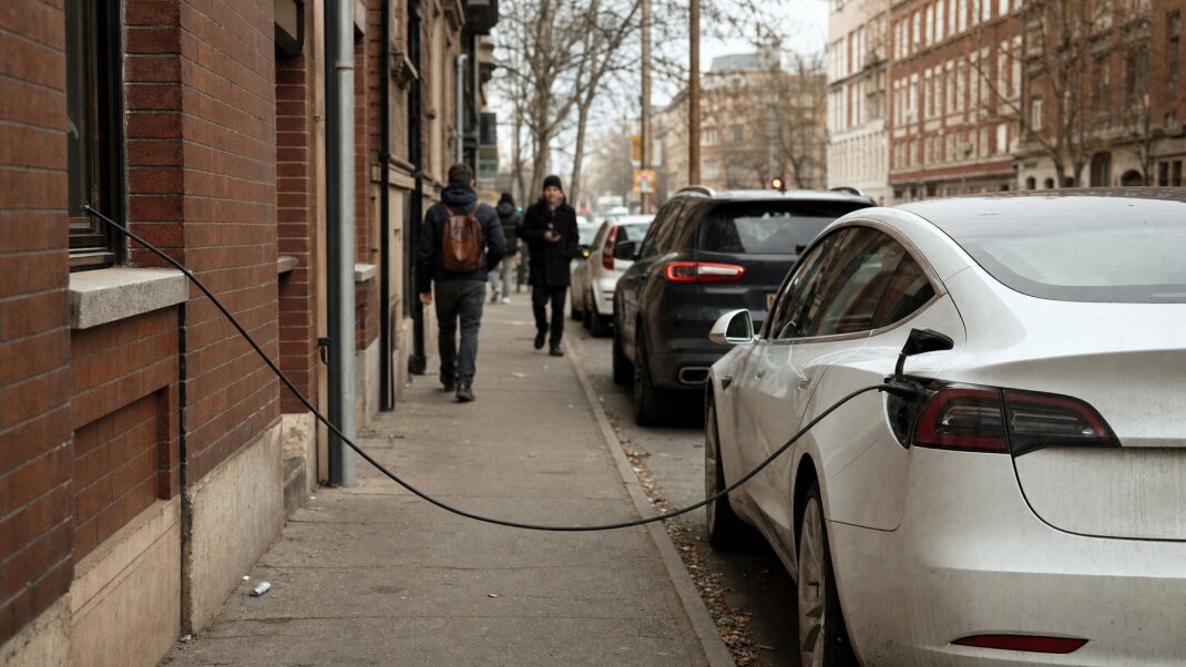 Kábel z okna do elektromobilu na chodníku v Bratislave