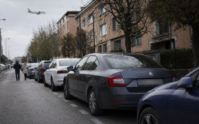 Auto zaparkované na ulici v blízkosti letiska v Bratislave