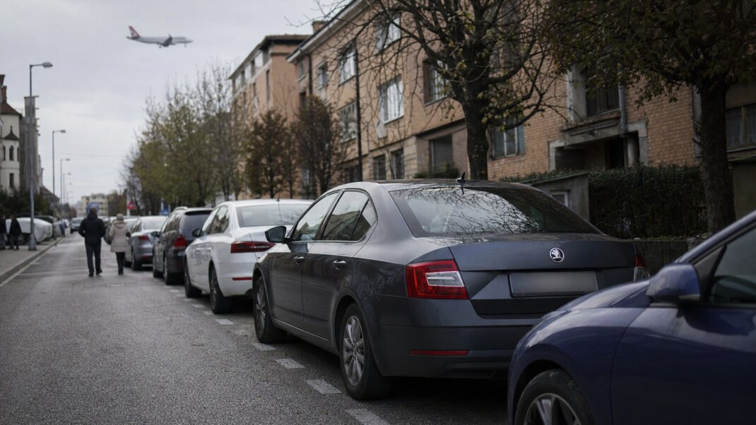 Auto zaparkované na ulici v blízkosti letiska v Bratislave