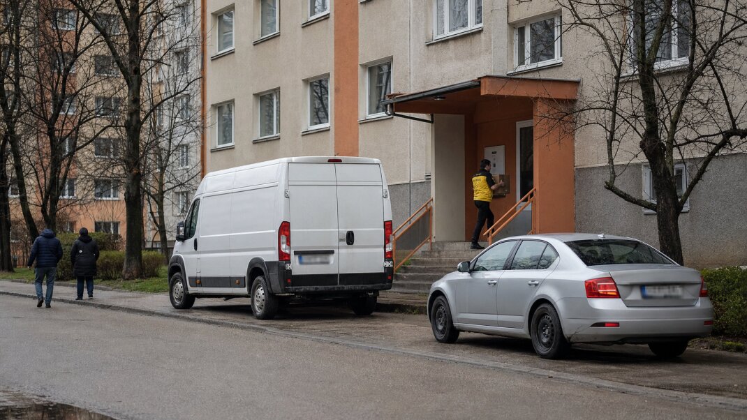 Dodávka zaparkovaná pri vchode do obytného domu počas sťahovania