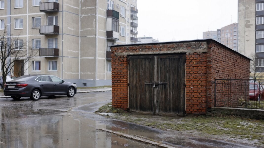Starý murovaný garáž s vlastnými dverami a policami v Bratislave