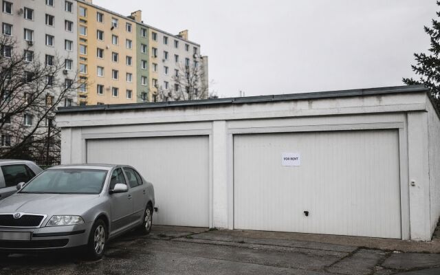 Dvojgaráž na prenájom v Bratislave s parkovacími miestami pre dve autá