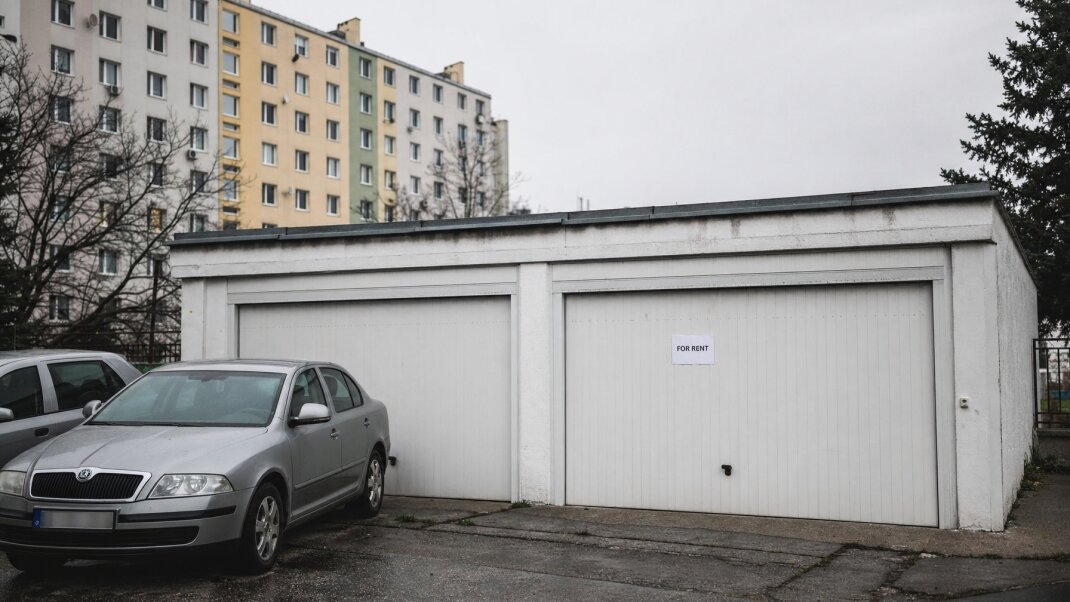 Dvojgaráž na prenájom v Bratislave s parkovacími miestami pre dve autá